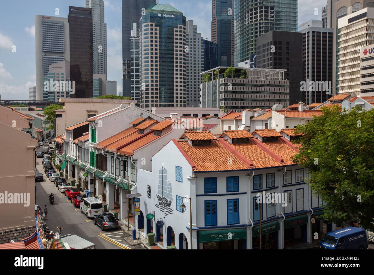 August 2024. Erhöhter Blick auf die Telok Ayer Street, eine Mischung aus konservierten Geschäften und modernen Wolkenkratzern im Hintergrund. Singapur. Stockfoto