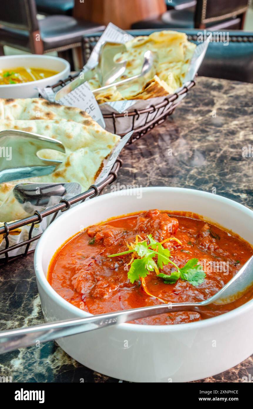 Lamb Rogan Josh, ein indisches Curry zum Mittagessen in einem Restaurant. Stockfoto