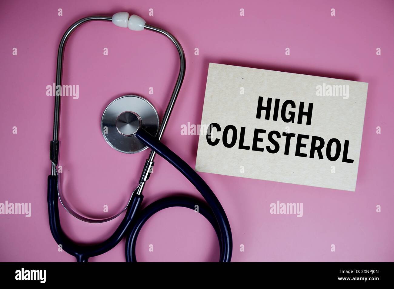 Hoher Colesterol Text mit Stethoskop auf rosa Hintergrund, gesund und Wellness Konzept Stockfoto