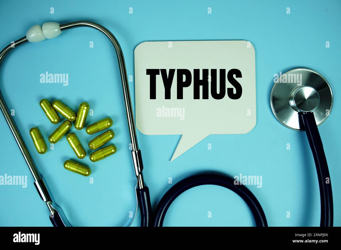 Typhustext mit Stethoskop und Kapselmedizin auf blauem Hintergrund, Gesundheits- und Wellnesskonzept Stockfoto