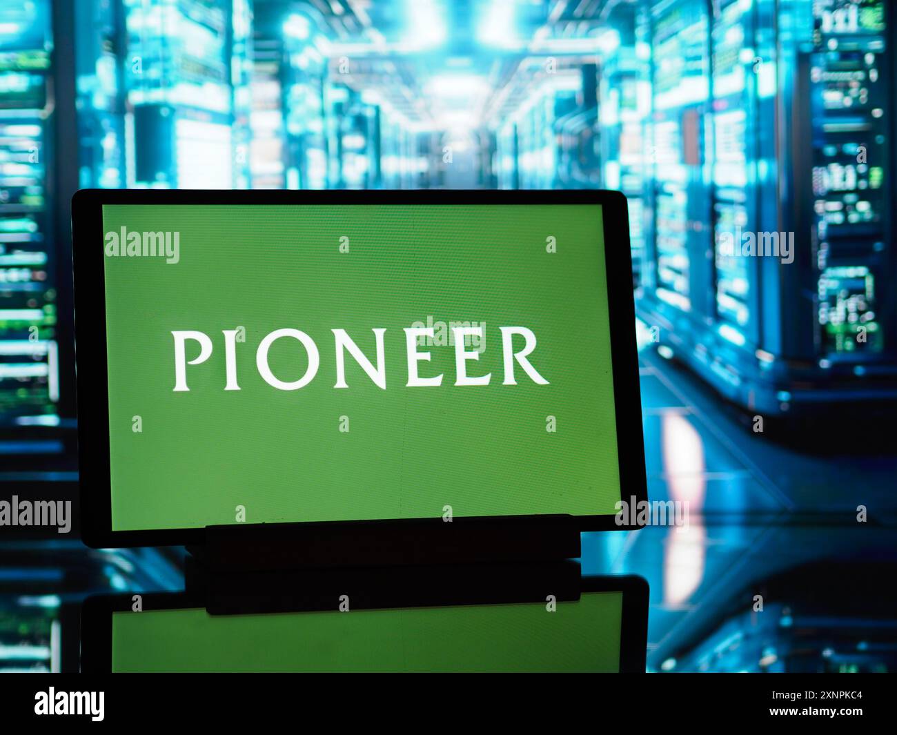 Deutschland. August 2024. In dieser Fotoabbildung ist ein Pioneer Natural Resources Co-Logo auf einem Tablet zu sehen. Quelle: SOPA Images Limited/Alamy Live News Stockfoto