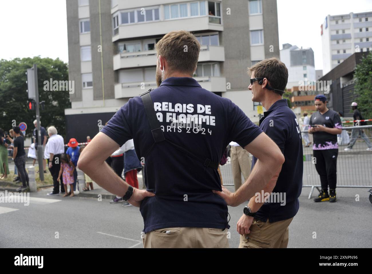 FRANKREICH. SEINE-SAINT-DENIS (93) BAGNOLET. SICHERHEITSBEAMTE WÄHREND DER FACKEL-STAFFEL FÜR DIE OLYMPISCHEN SPIELE 2024 IN PARIS Stockfoto