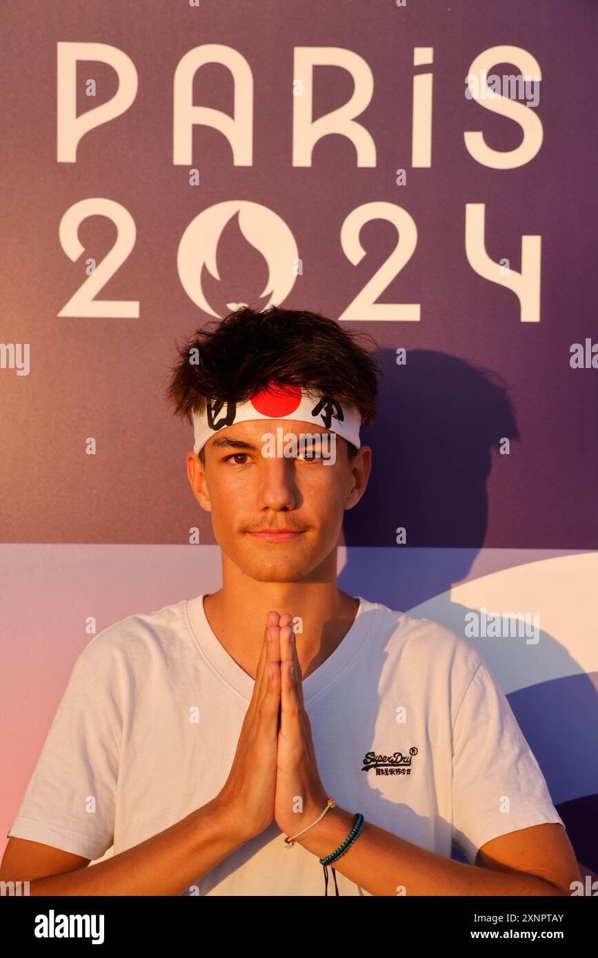 Französische Unterstützer und Öffentlichkeit Paris 2024. Französische Unterstützer der japanischen Männer-Fußballmannschaft während der Olympischen Spiele 2024 in Paris. Ausfahrt Japan- Stockfoto