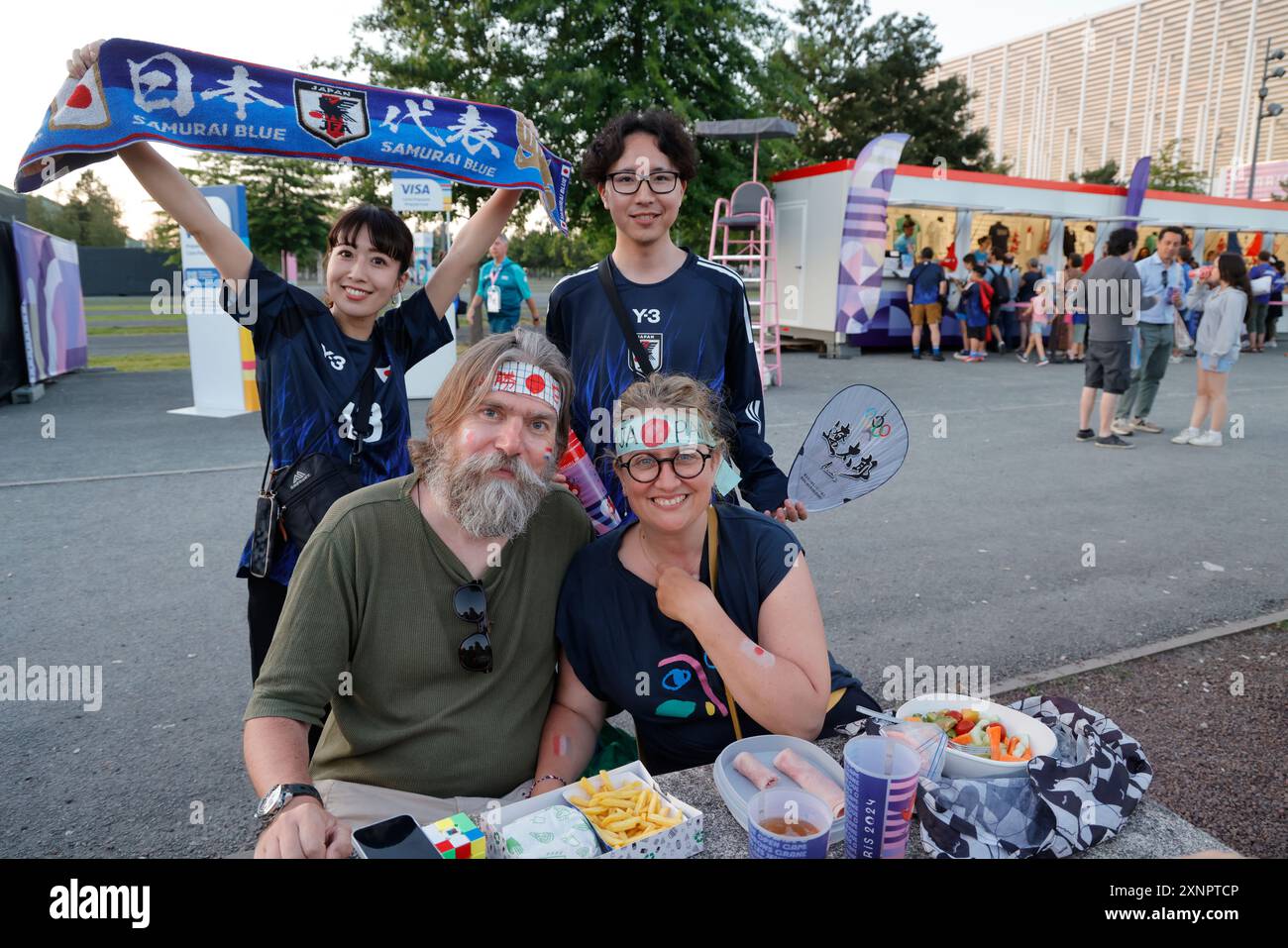 Französische Unterstützer und Öffentlichkeit Paris 2024. Französische Unterstützer der japanischen Männer-Fußballmannschaft während der Olympischen Spiele 2024 in Paris. Ausfahrt Japan- Stockfoto