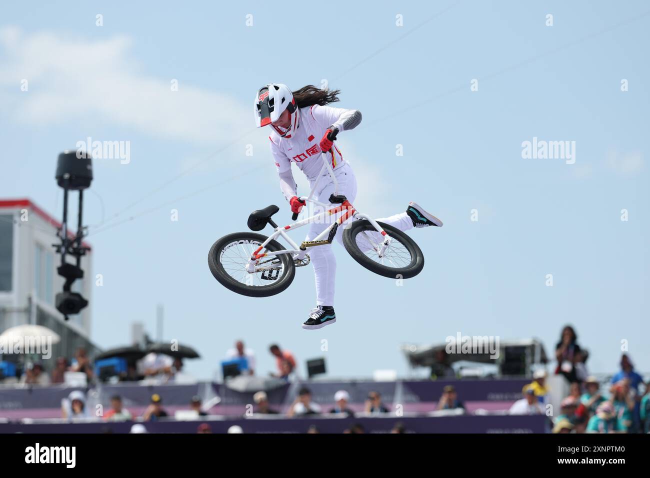 **CHINESISCHES FESTLAND, HONGKONG, MACAU UND TAIWAN OUT** der chinesische Freestyle BMX-Radfahrer Deng Yawen tritt beim Women's BMX Freestyle Park Final von an Stockfoto