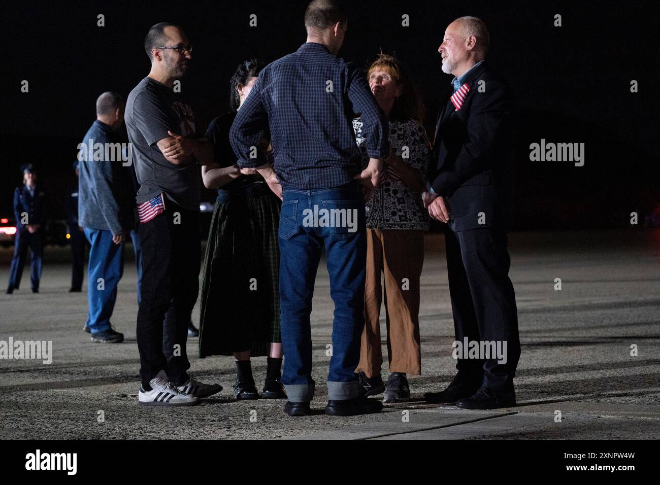 Joint Base Andrews, Usa. August 2024. Reporter Evan Gershkovich, Mitte, spricht mit Schwager Anthony Huczek von links, Schwester Danielle Gershkovich, Mutter Ella Milman und Vater Michail Gershkovich nach seiner Freilassung im Rahmen eines 24-köpfigen Gefangenenaustauschs zwischen Russland und den Vereinigten Staaten am Donnerstag, den 1. August 2024, in der Joint Base Andrews, Maryland. Foto: Ken Cedeno/Pool/SIPA USA Credit: SIPA USA/Alamy Live News Stockfoto