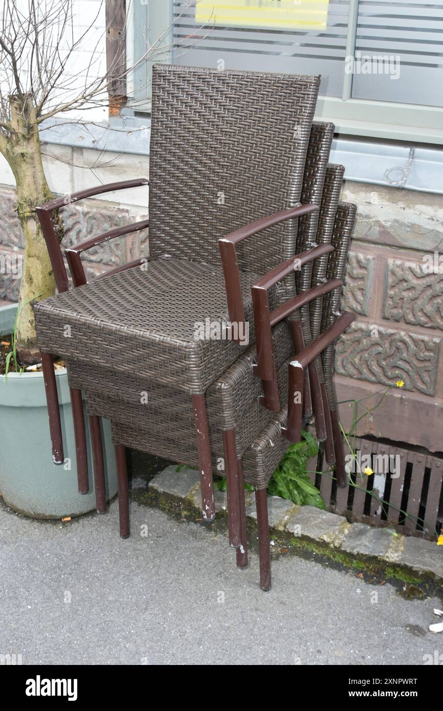 Quatre Chaises empilées devant un Restaurant à Cambrai Stockfoto