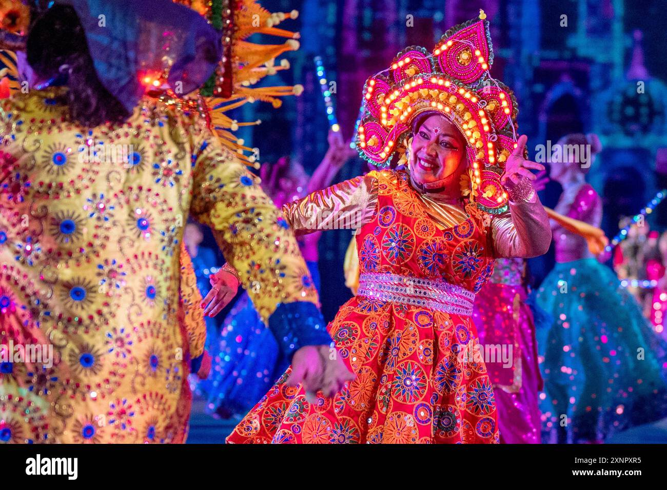 Teamwork Arts India tritt auf der Esplanade während des Royal Edinburgh Military Tattoo Vorschauabends im Edinburgh Castle auf. Bilddatum: Donnerstag, 1. August 2024. Stockfoto