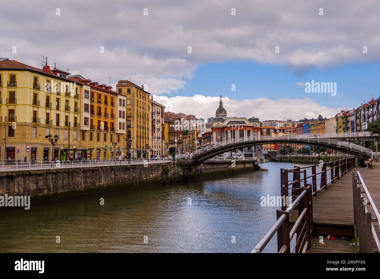 Gebäude und der Ribera-Markt entlang des Nervion-Flusses in Bilbao, Spanien Stockfoto