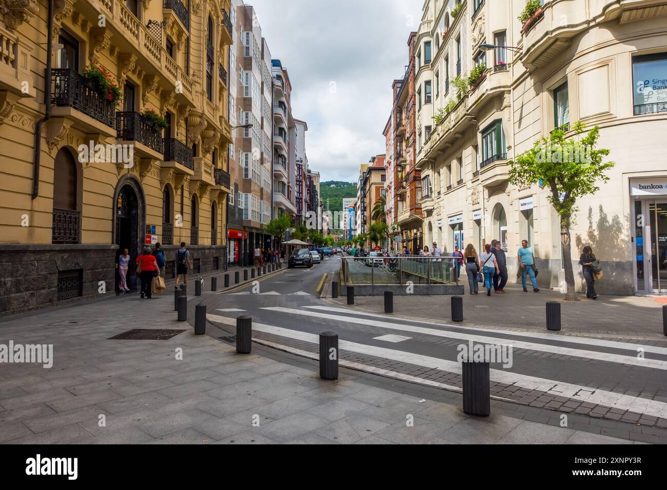 Bilbao, Spanien - 3. Juli 2024 - Treppe und Aufzug im Zentrum von Bilbao Stockfoto