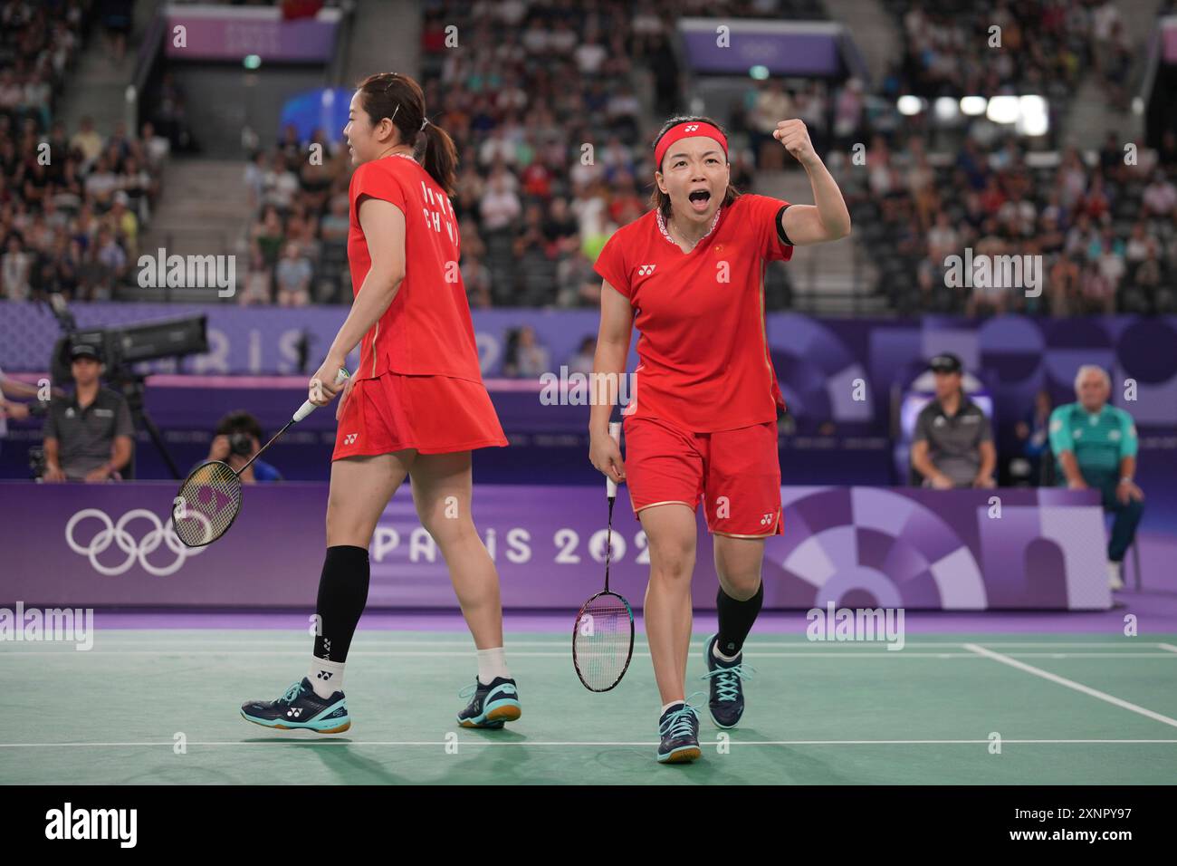 China's Chen Qingchen, right and Jia Yifan react after winning a point against Malaysia's Pearly Tan and Muralitharan Thinaah during their women's doubles badminton semifinal match at the 2024 Summer Olympics, Friday, Aug. 2, 2024, in Paris, France. (AP Photo/Kin Cheung) Stockfoto
