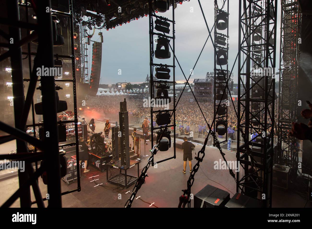 Wacken Open Air 2024 - Sonne und Metal Musik Sonne und gute Laune in Wacken am Donnerstag. Die Headliner stürmen die Bühnen und die Fans feiern verantwortlich, damit man es bis in die Nächte durchhält. Wacken Schleswig Holstein Deutschland 353A2410 *** Wacken Open Air 2024 Sonne und Metal Musik Sonne und gute Vibes in Wacken am Donnerstag stürmen die Headliner die Bühnen und die Fans feiern verantwortungsvoll, bis in die Nacht zu gehen Wacken Schleswig Holstein Deutschland 353A2410 Stockfoto