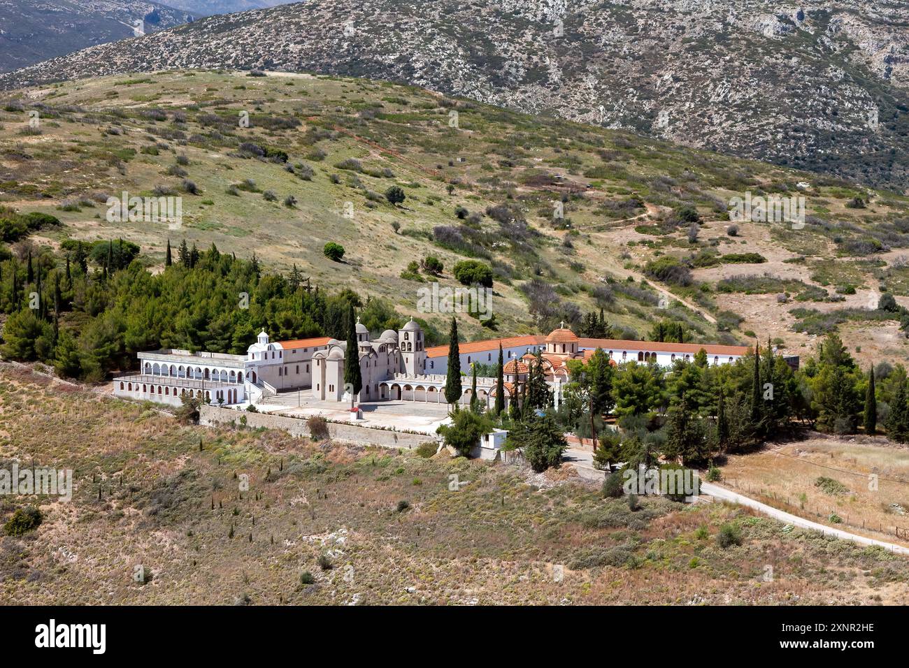 Das Kloster von Moni Gennisis Xristou (Jesu Geburt) befindet sich auf dem ruhigen griechischen Hügel, in der Nähe der Stadt Argos, Griechenland, mit orthodoxer Architektur. Stockfoto