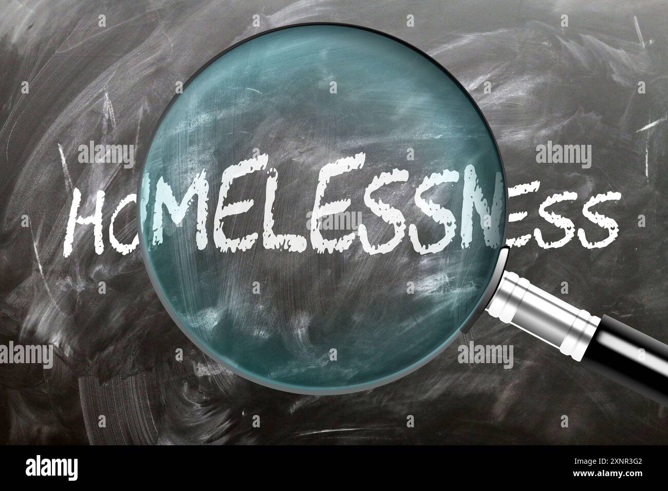 Obdachlosigkeit - lernen, studieren und untersuchen. Ein genauerer Blick auf Obdachlosigkeit. Eine Lupe, die das Wort "Obdachlosigkeit" vergrößert, auf einer Schwarzbe geschrieben Stockfoto