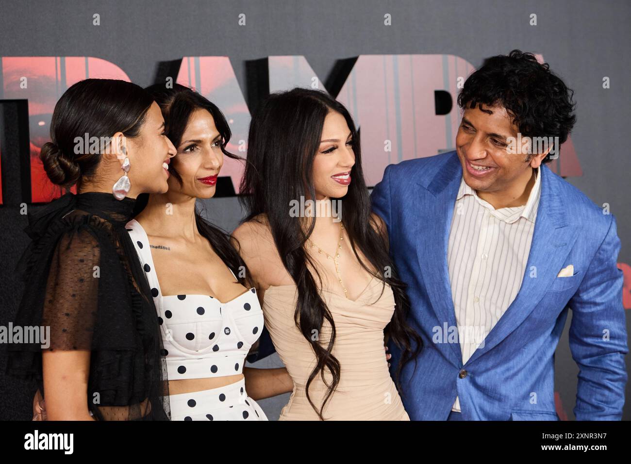 Madrid, Spanien. August 2024. VEENA SHYAMALAN, BHAVNA SHYAMALAN, SALEKA und M. NIGHT SHYAMALAN nehmen am 8. Januar 2024 an der TRAP Premiere in Madrid Teil. (Foto: Hazhard Espinoza Vallejos/NurPhoto) Credit: NurPhoto SRL/Alamy Live News Stockfoto