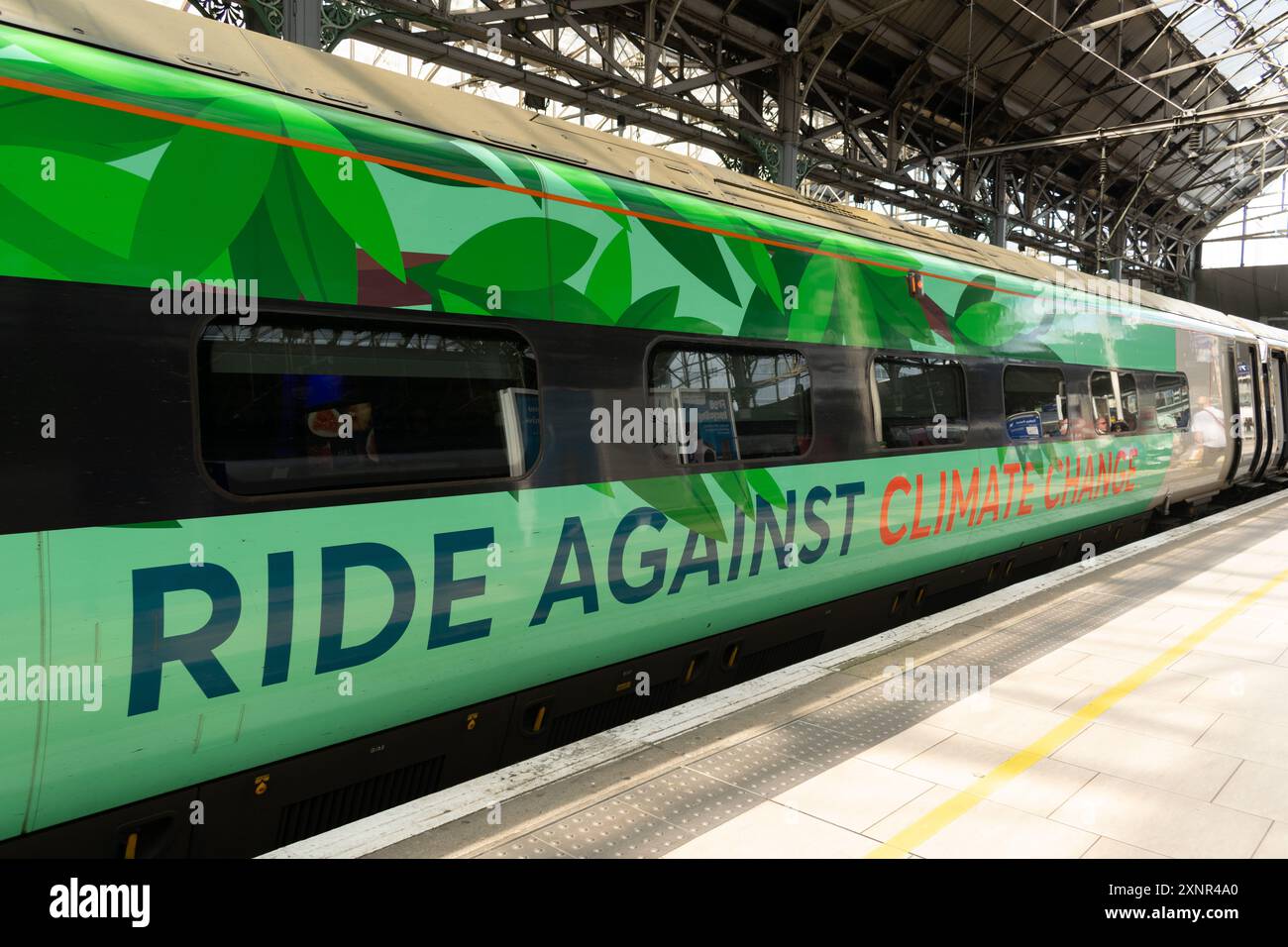 Avanti Westküste Kutsche mit Meldung Fahrt gegen den Klimawandel. Bahnhof Manchester Piccadilly. Stockfoto