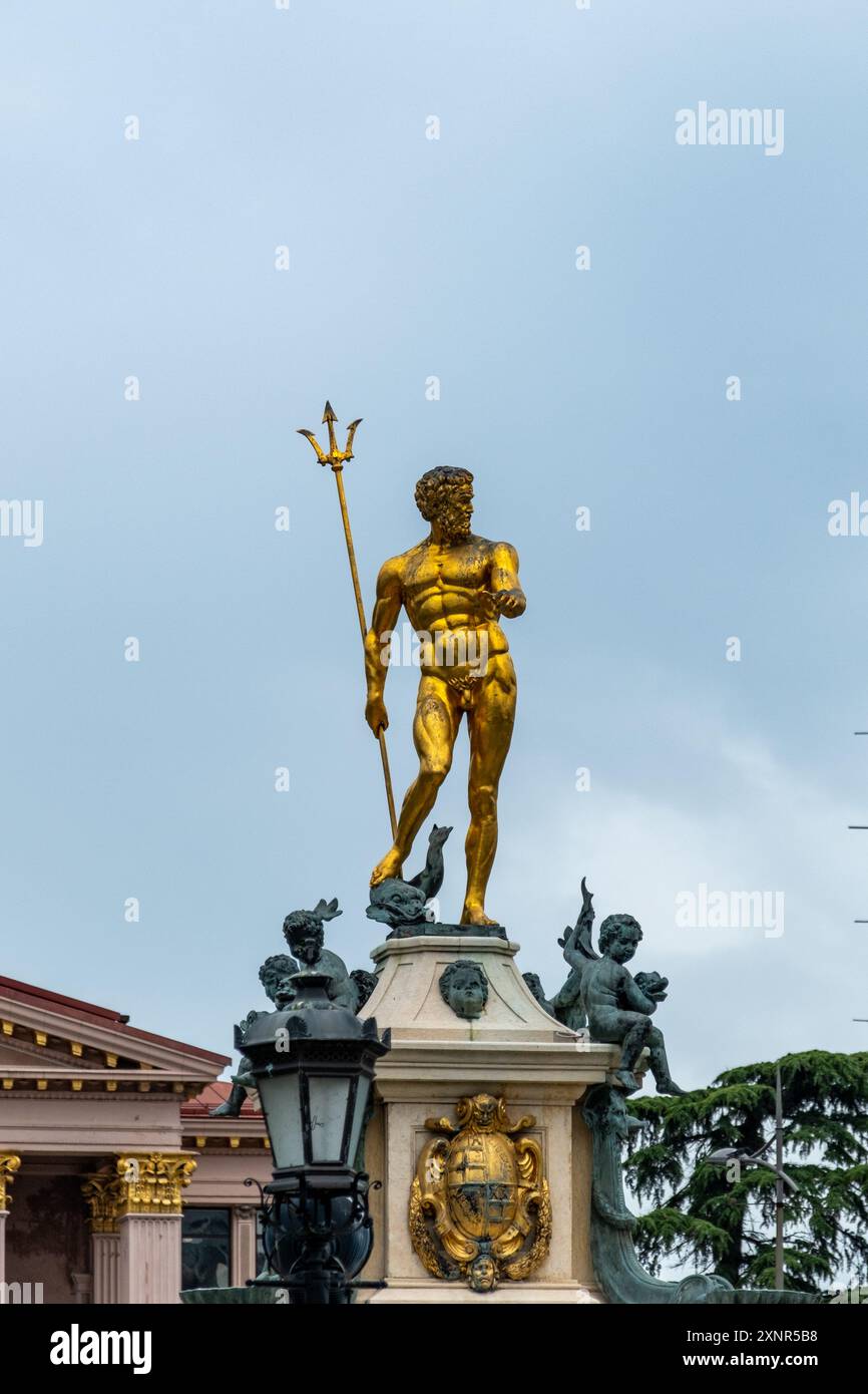 Batumi, Georgien, 07.30.2024: Goldene Statue von Poseidon, dem griechischen Gott des Meeres, in Batumi, Georgien, Stockfoto