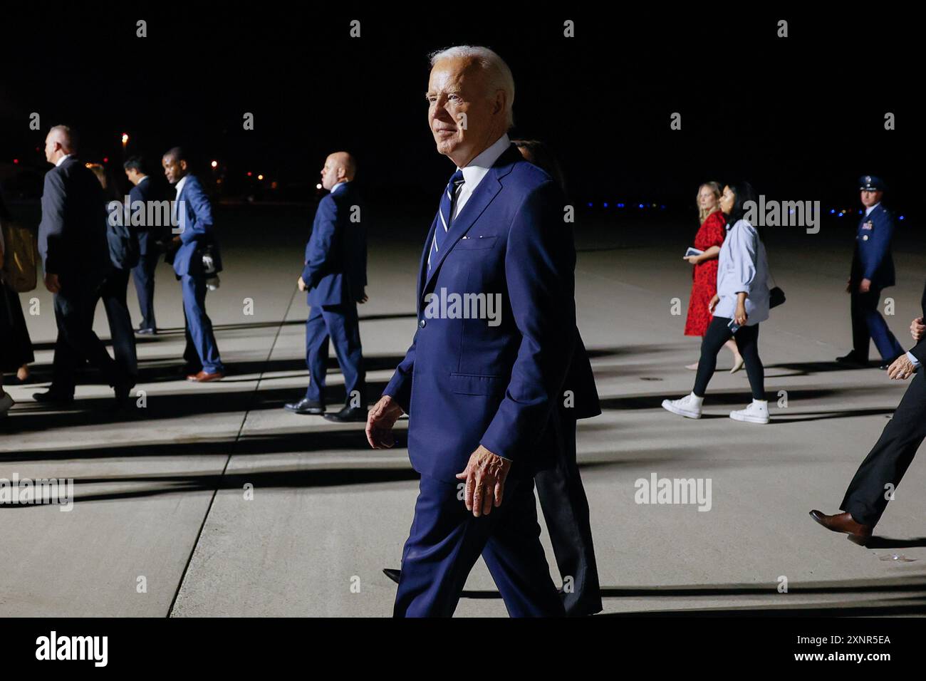 Prince Georges County, Usa. August 2024. Präsident Joe Biden geht über den Asphalt der Joint Base Andrews, nachdem drei amerikanische Bürger, die in russischen Gefängnissen gefangen waren, am 1. August 2024 in Prince Georges County in einem Gefangenenaustausch auf der Joint Base Andrews freigelassen wurden. MD. die drei amerikanischen Staatsbürger und ein Green Card-Inhaber waren zu Unrecht in russischen Gefängnissen festgenommen worden, die der Verbreitung falscher Informationen und anderer Anschuldigungen beschuldigt wurden. Foto: Jemal Gräfin/UPI. Quelle: UPI/Alamy Live News Stockfoto