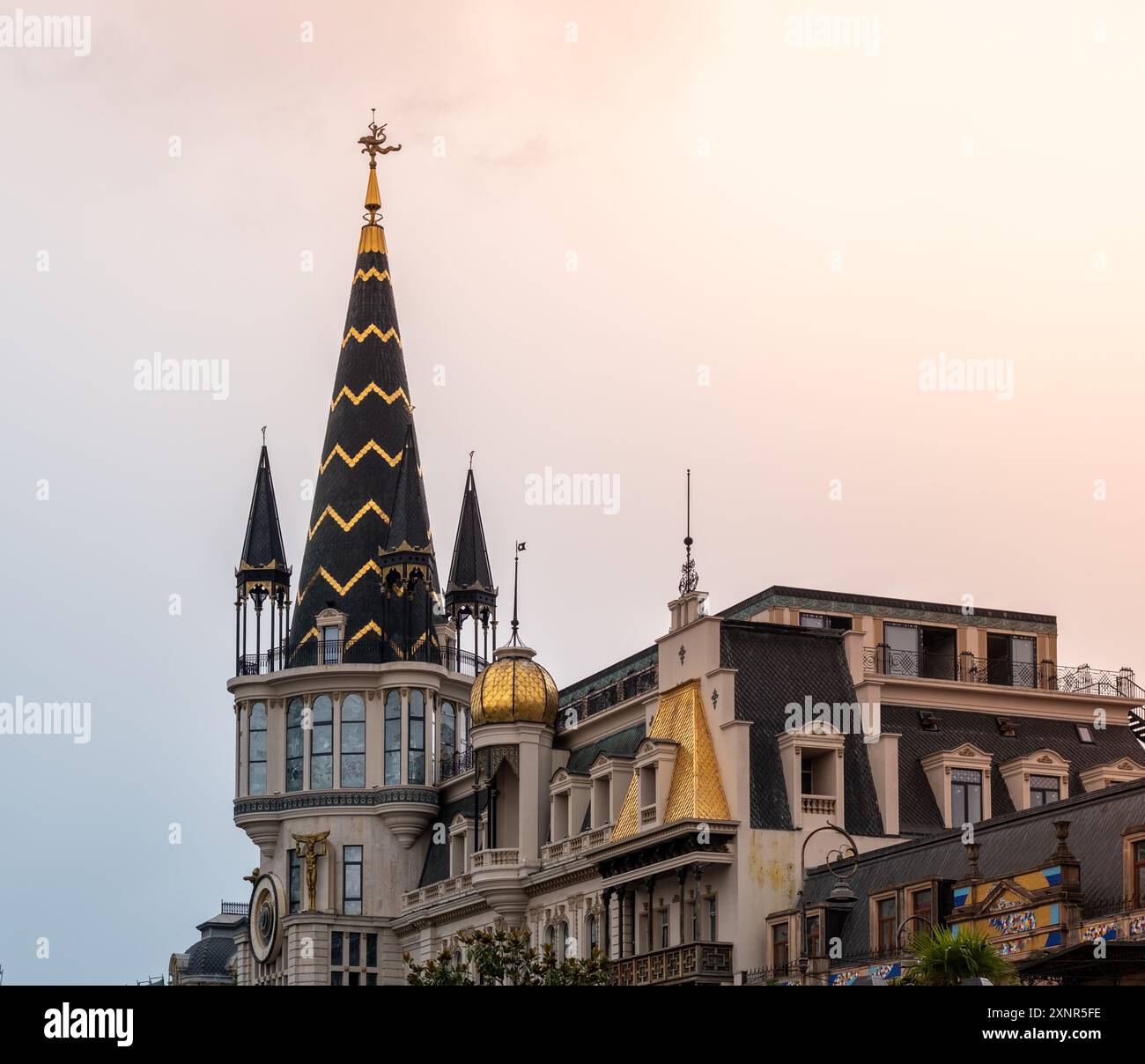 Der Europaplatz ist eine der beliebtesten Touristenattraktionen in Batumi. Die zentrale Lage beherbergt viele dekorative Gebäude im europäischen Stil. Stockfoto