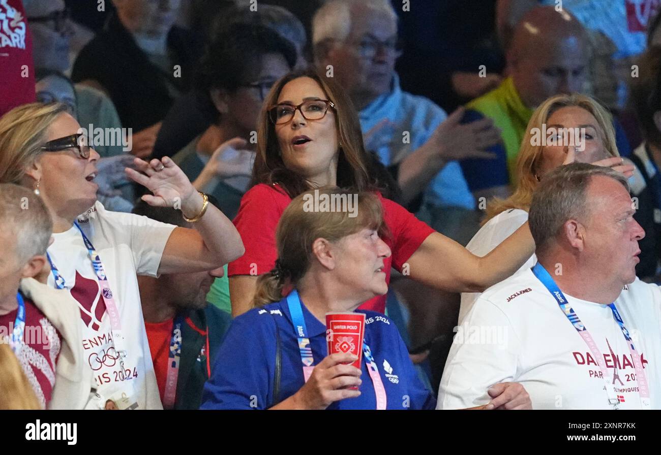 2. August 2024: Königin Mary von Dänemark sieht während eines olympischen Handballspiels in der Gruppe A in Dänemark und Ungarn in der Paris South Arena, Paris, Frankreich, zu. Ulrik Pedersen/CSM Credit: CAL Sport Media/Alamy Live News Stockfoto