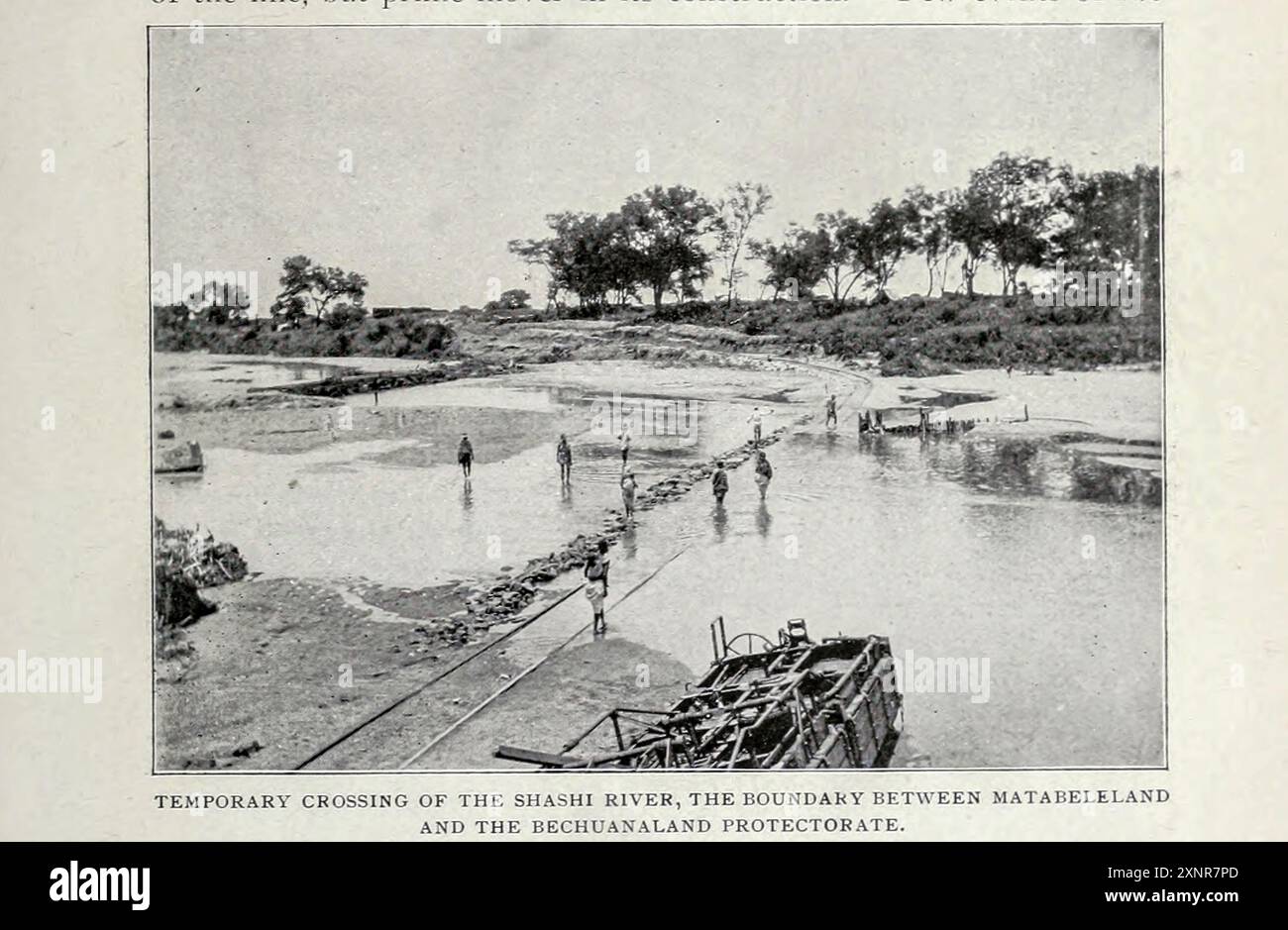TEMPURARY ÜBERQUERUNG DES SHASHI-FLUSSES AUCH SHASHE RIVER, DER BOUNDRY ZWISCHEN MATABELELAND UND DEM BECHUANALAND PROTEKTORAT [BOTSWANA]. Aus dem Artikel DIE KAP-NACH-KAIRO-EISENBAHN. Von John Hartley Knight vom Engineering Magazine widmete sich dem industriellen Fortschritt Band XIX 1900 The Engineering Magazine Co Stockfoto