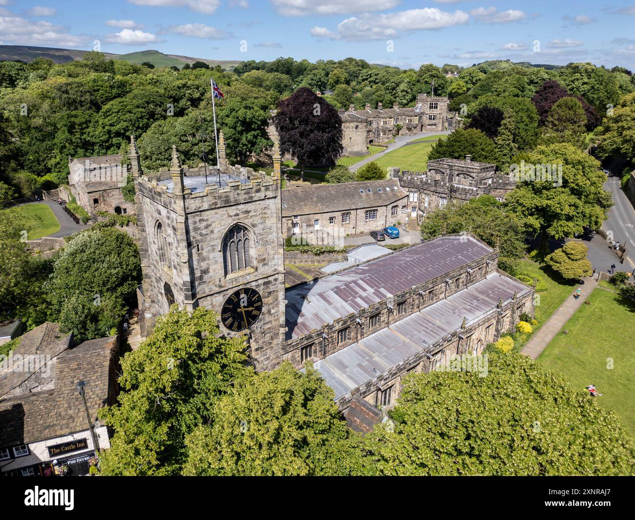Skipton Castle und Holy Trinity Church, North Yorkshire, Yorkshire, England Stockfoto
