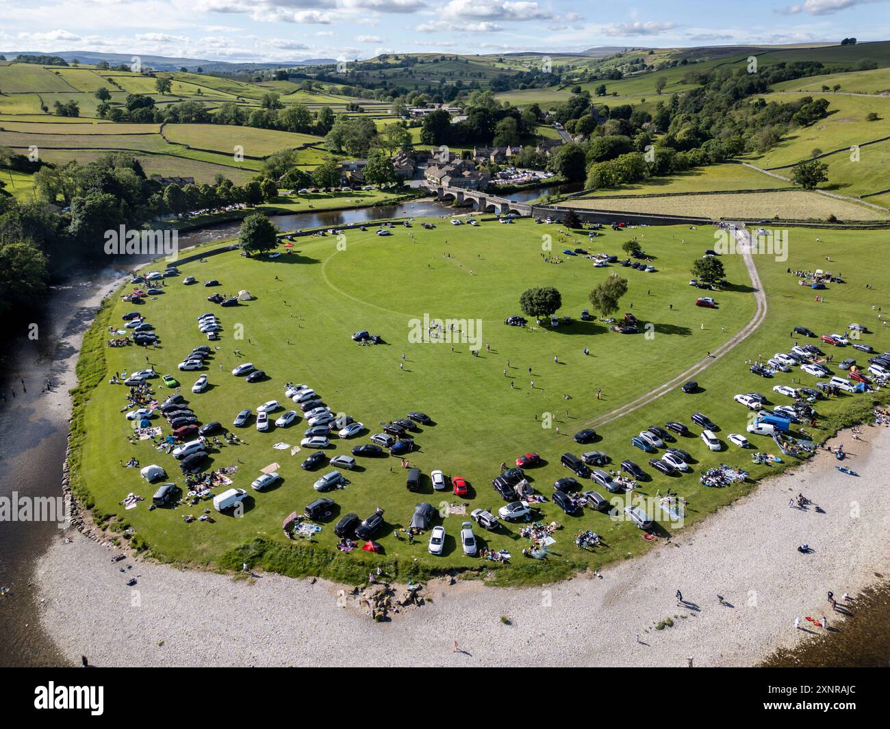 Touristen besuchen Burnsall, Yorkshire Dales an einem Sommertag, North Yorkshire, Yorkshire, England Stockfoto