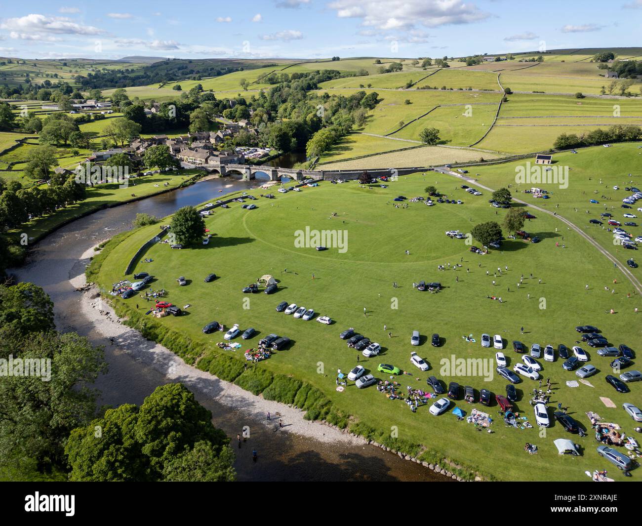 Touristen besuchen Burnsall, Yorkshire Dales an einem Sommertag, North Yorkshire, Yorkshire, England Stockfoto