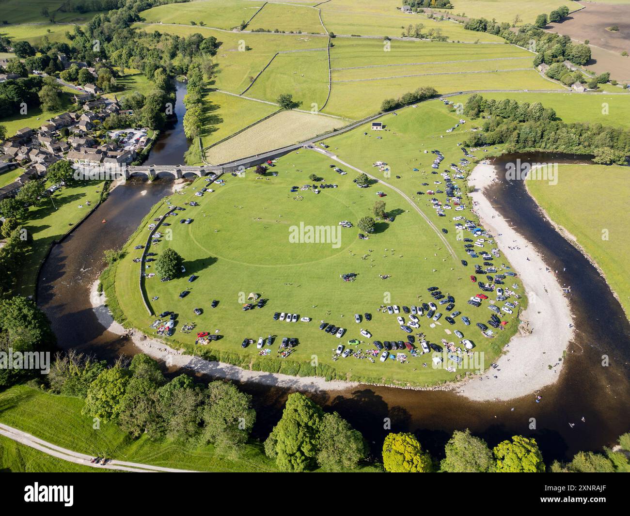 Touristen besuchen Burnsall, Yorkshire Dales an einem Sommertag, North Yorkshire, Yorkshire, England Stockfoto