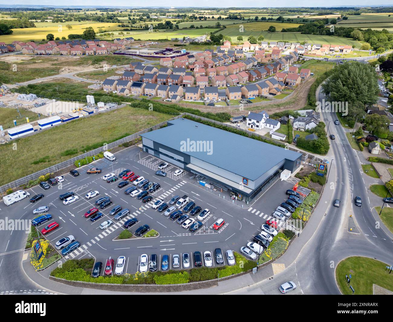 Aldi Supermarkt neben neugebautem Wohngut in North Yorkshire, England. Stockfoto