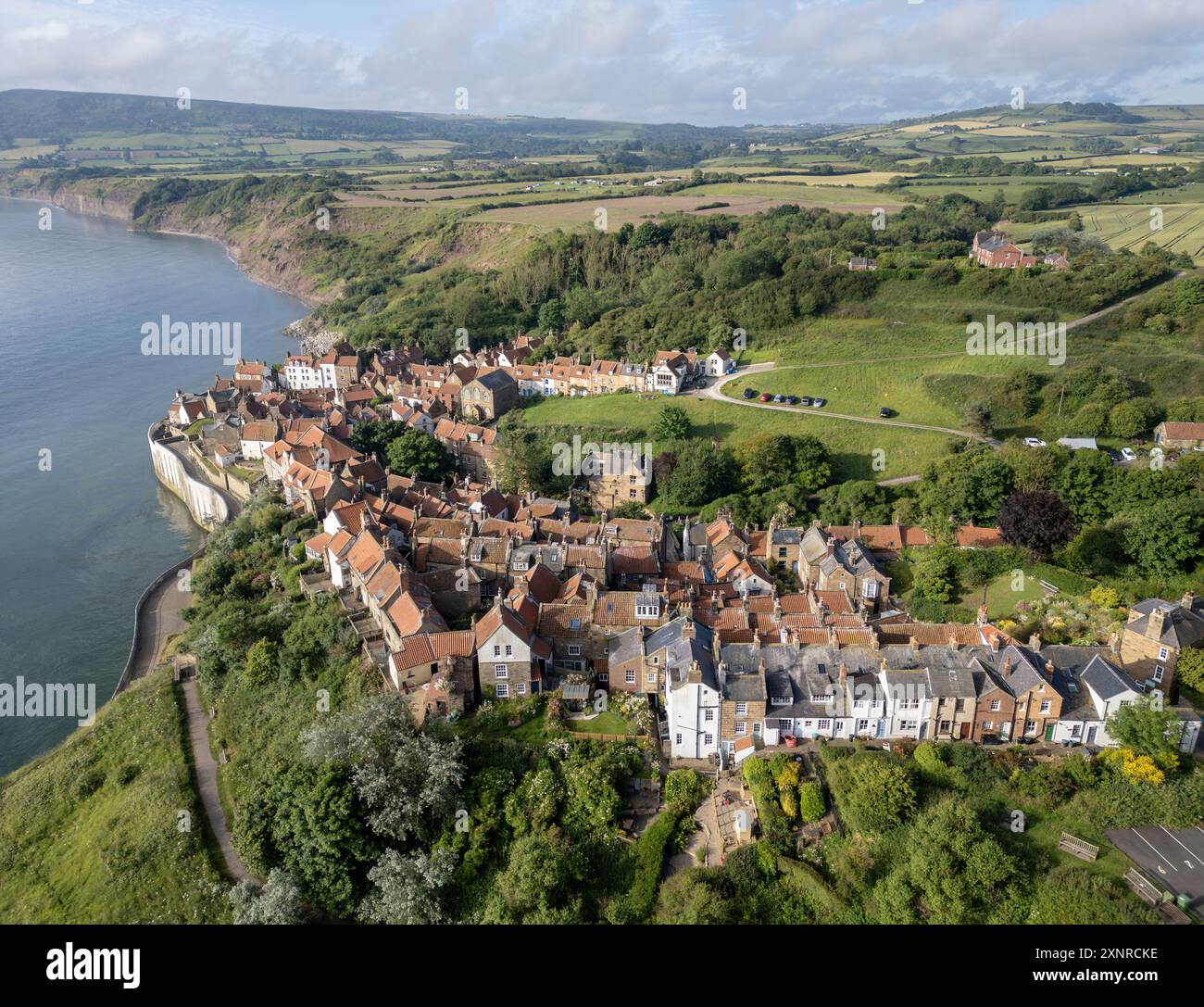 Aus der Vogelperspektive auf die Küste und das Dorf Robin Hood's Bay, North Yorkshire, England. Stockfoto