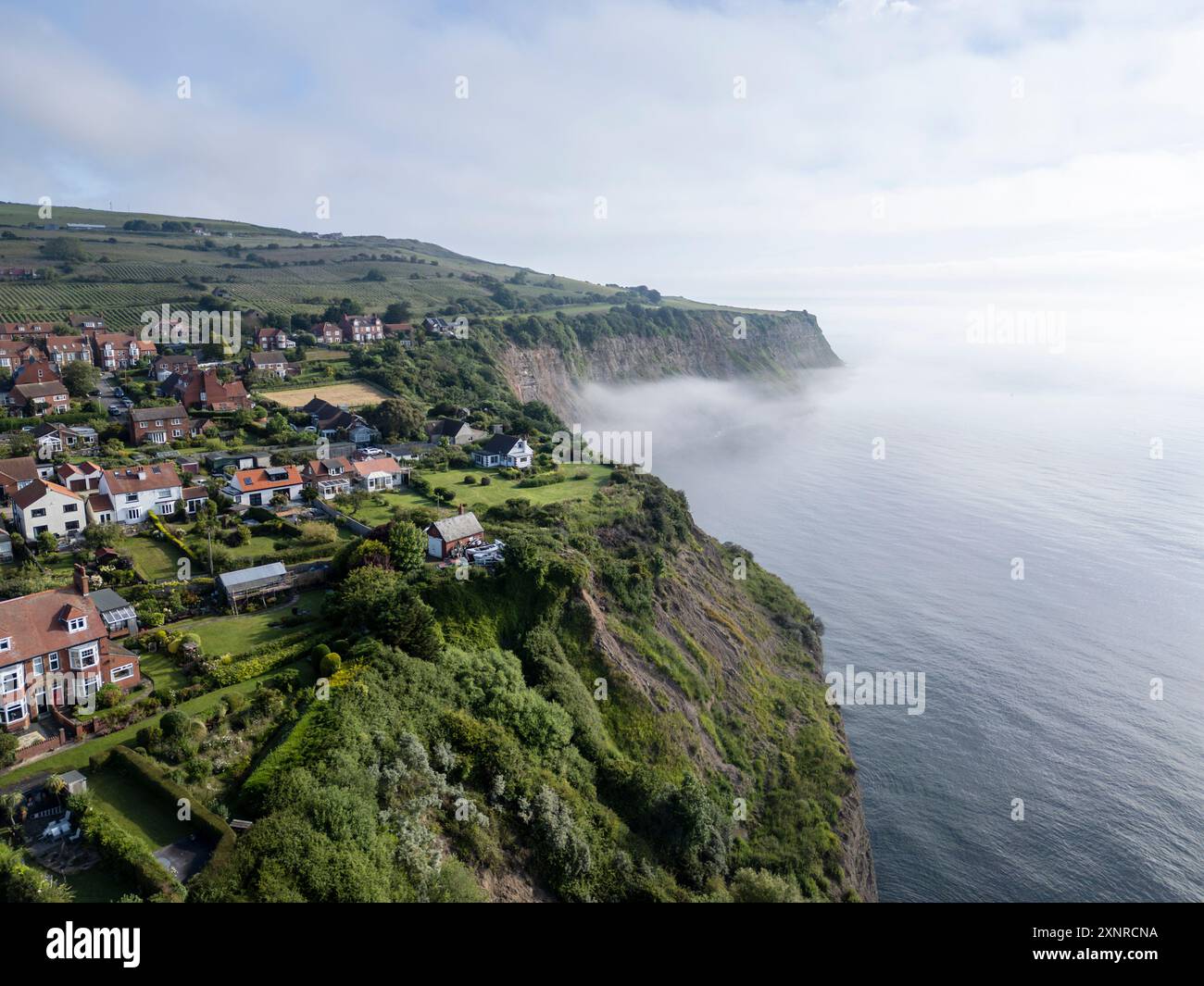 Aus der Vogelperspektive auf das Dorf Robin Hood's Bay an einem nebeligen Morgen, North Yorkshire, England. Stockfoto
