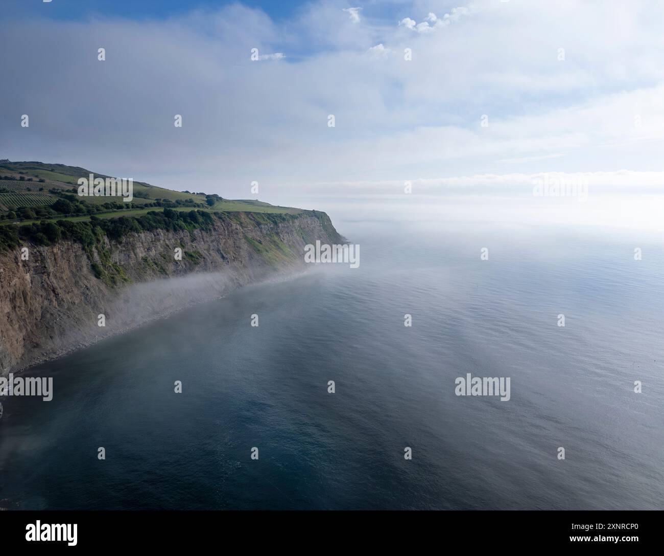 Luftaufnahme der Robin Hood's Bay an einem nebeligen Morgen in North Yorkshire, England. Stockfoto