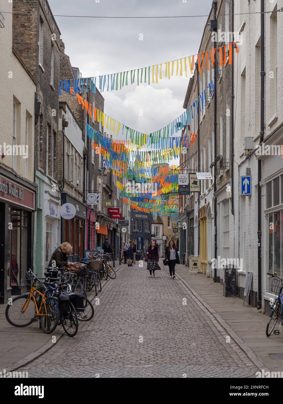 Geschäfte, Shopper und bunting, Sidney St, Cambridge, Großbritannien Stockfoto