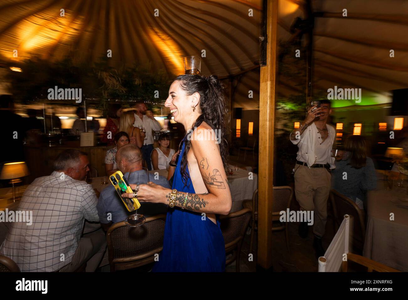 Gäste nehmen an den Feierlichkeiten zum Lammas Day von Fielden Whisky Teil, die den Beginn der Getreideernte und die erste Veröffentlichung von Harvest 2019 Rye Whisky in Butlers Marston, Warwickshire, markieren. Bilddatum: Donnerstag, 1. August 2024. Stockfoto