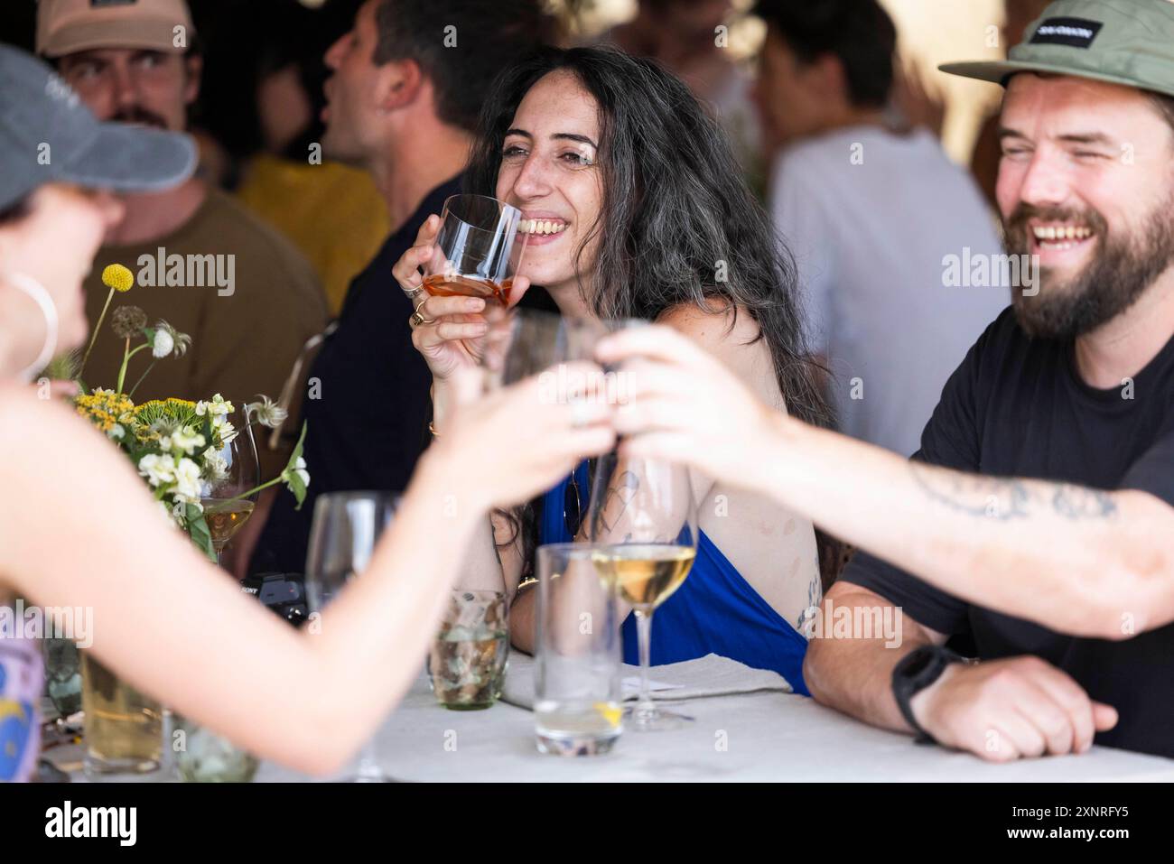 Gäste nehmen an den Feierlichkeiten zum Lammas Day von Fielden Whisky Teil, die den Beginn der Getreideernte und die erste Veröffentlichung von Harvest 2019 Rye Whisky in Butlers Marston, Warwickshire, markieren. Bilddatum: Donnerstag, 1. August 2024. Stockfoto