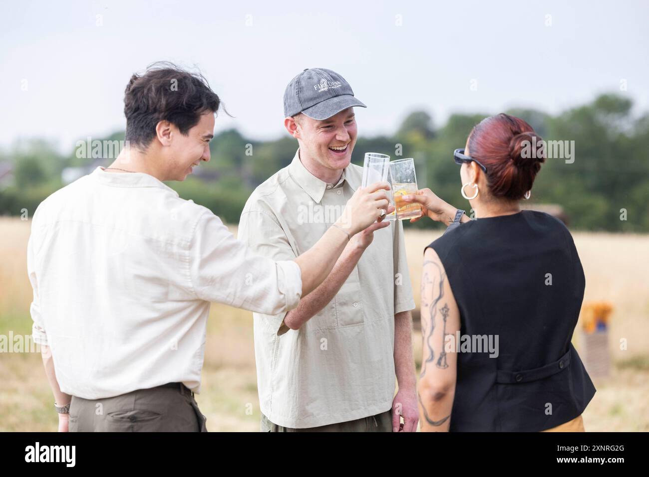 Gäste nehmen an den Feierlichkeiten zum Lammas Day von Fielden Whisky Teil, die den Beginn der Getreideernte und die erste Veröffentlichung von Harvest 2019 Rye Whisky in Butlers Marston, Warwickshire, markieren. Bilddatum: Donnerstag, 1. August 2024. Stockfoto