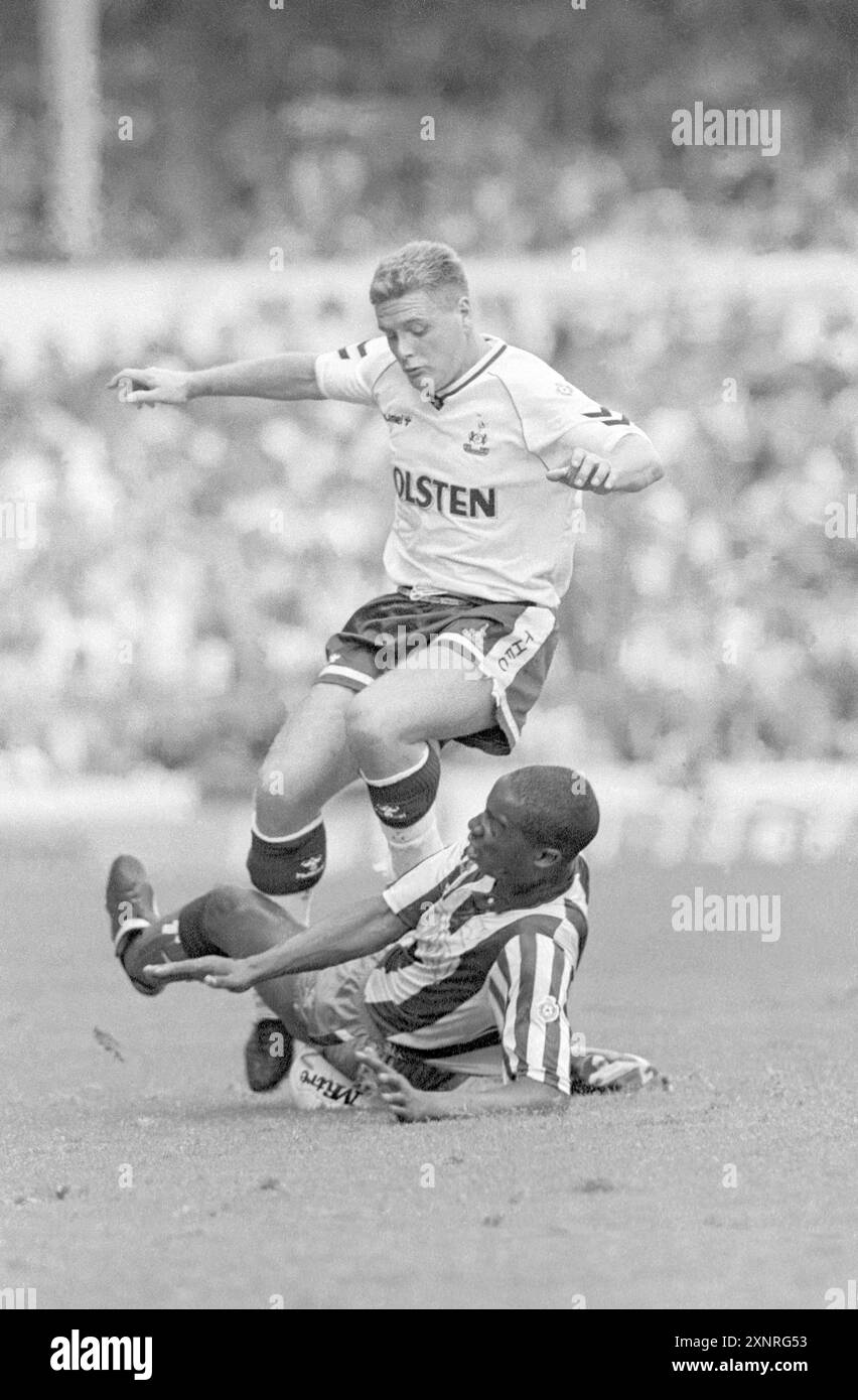 Paul Gascoigne reitet auf dem Tackle von Paul Williams aus Derby County Stockfoto