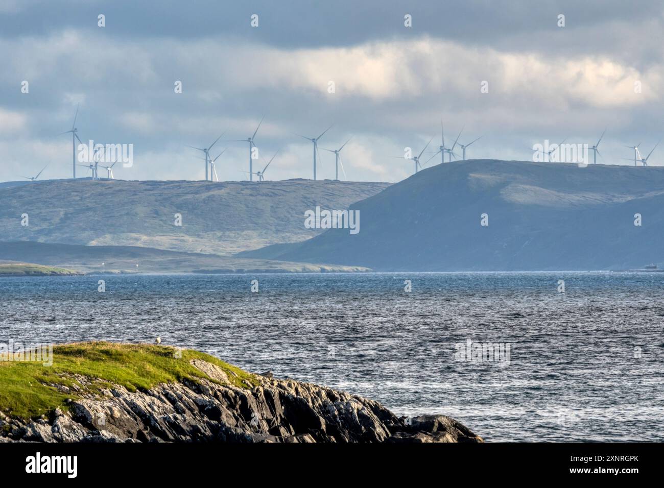 Ein Fernblick auf den Wikinger-Windpark auf dem Shetland Festland über den Yell Sound von der Nachbarinsel Yell. Stockfoto