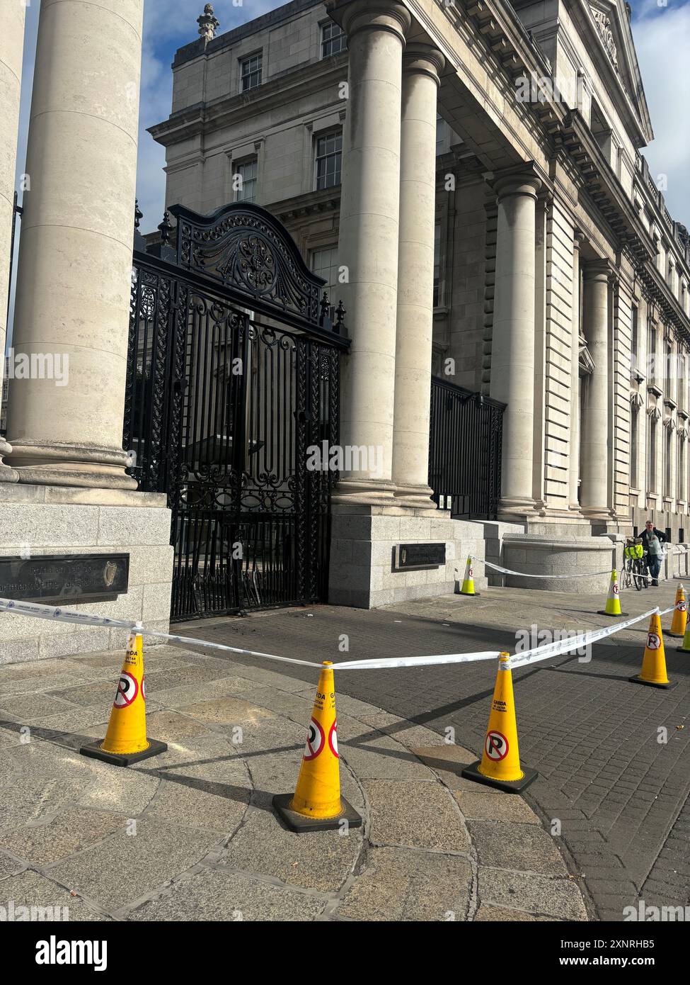 Schäden an den Toren vor Regierungsgebäuden in der Merrion Street, Dublin, nachdem sie in den frühen Morgenstunden des Donnerstags von einem Van getroffen wurden. Ein Mann im Alter von 40 Jahren wurde wegen des Verdachts auf Straftaten im Rahmen des Road Traffic Act verhaftet und ist derzeit gemäß Abschnitt 4 des Criminal Justice Act, 1984 in einer Garda-Station in Dublin festgehalten. Bilddatum: Freitag, 2. August 2024. Stockfoto