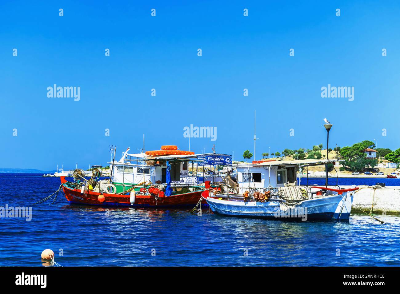 Fischerboote ankerten nach einer harten Nachtarbeit im Hafen, Neos Marmaras, Griechenland. Stockfoto