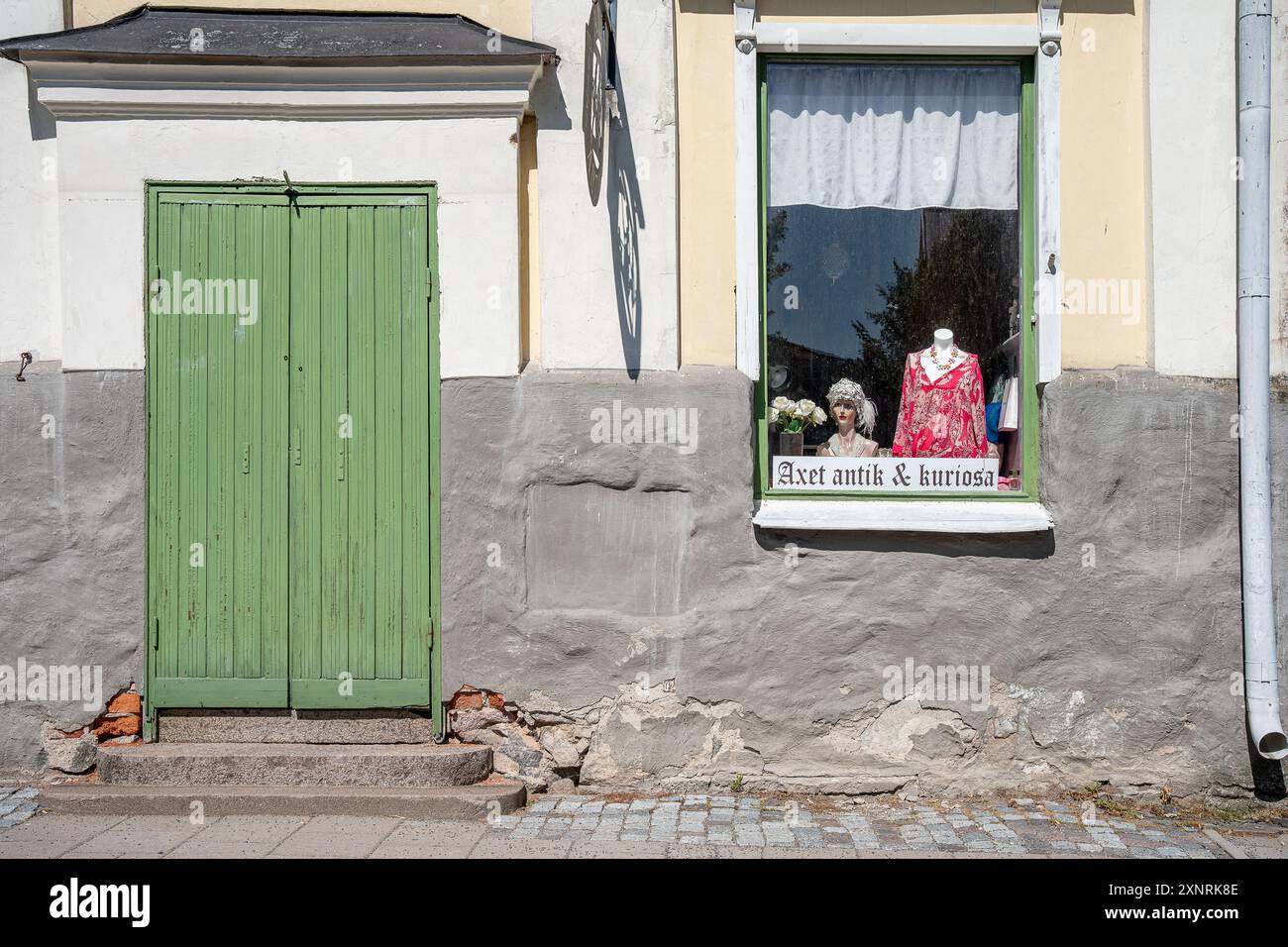 Idyllische Kleinstadt Söderköping im Sommer. Söderköping ist eine historische mittelalterliche Stadt und ein beliebtes Reiseziel in Schweden. Stockfoto