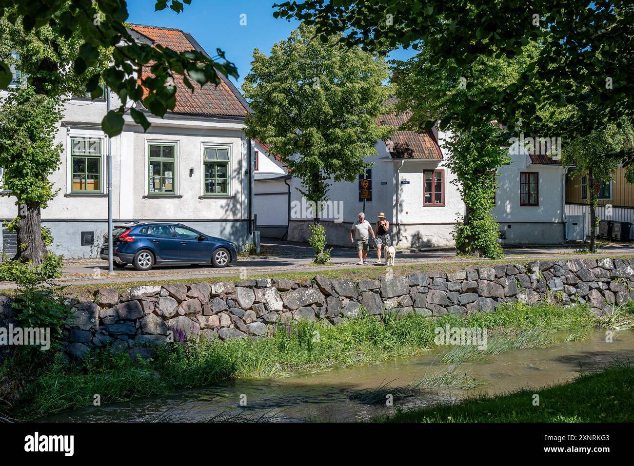 Idyllische Kleinstadt Söderköping im Sommer. Söderköping ist eine historische mittelalterliche Stadt und ein beliebtes Reiseziel in Schweden. Stockfoto