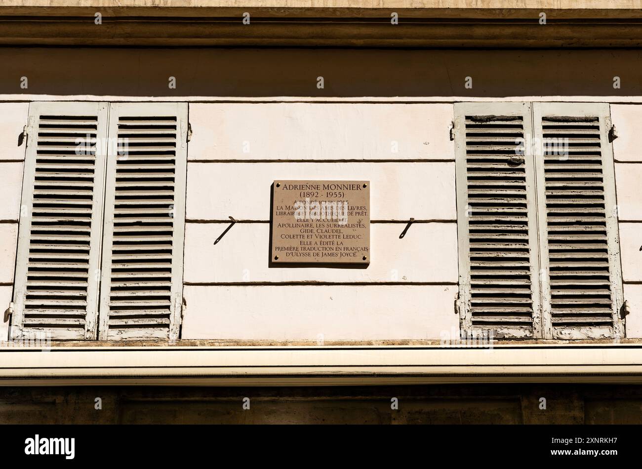 Eine Gedenktafel zeigt das Gebäude, in dem die französische Buchhändlerin Adrienne Monnier eine Buchhandlung in der Rue de l’Odéon im Pariser Stadtzentrum unterhielt Stockfoto