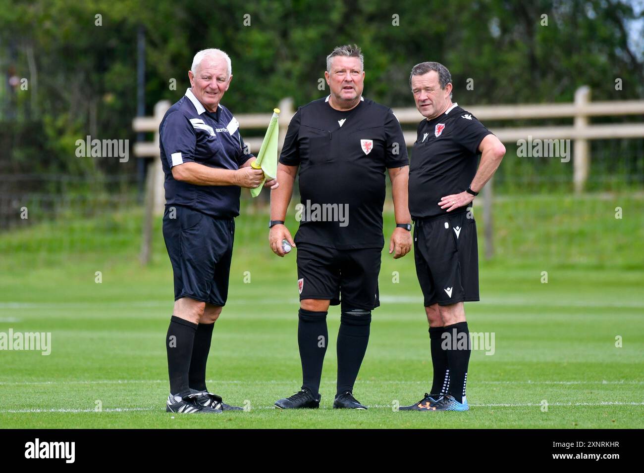 Swansea, Wales. 27. Juli 2024. Die Schiedsrichter Nigel Hill und Matthew Deschoolmeester mit dem Schiedsrichter Garwyn Davies (rechts) während des U18-Freundschaftsspiels zwischen Swansea City und Leyton Orient auf dem Fairwood Training Ground in Swansea, Wales, Großbritannien am 27. Juli 2024. Quelle: Duncan Thomas/Majestic Media/Alamy Live News. Stockfoto