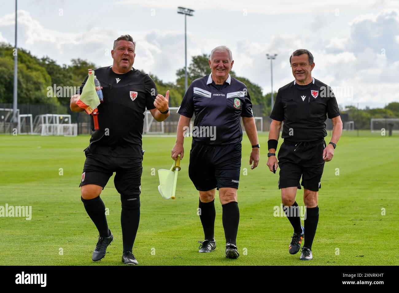 Swansea, Wales. 27. Juli 2024. Die beiden Schiedsrichter Matthew Deschoolmeester und Nigel Hill mit dem Schiedsrichter Garwyn Davies (rechts) vor dem U18-Freundschaftsspiel zwischen Swansea City und Leyton Orient auf dem Fairwood Training Ground in Swansea, Wales, Großbritannien am 27. Juli 2024. Quelle: Duncan Thomas/Majestic Media/Alamy Live News. Stockfoto