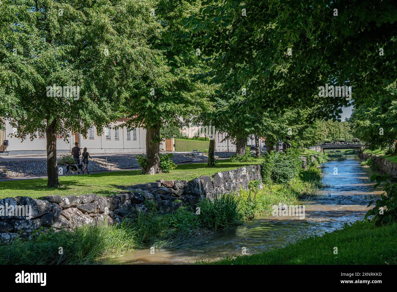 Idyllische Kleinstadt Söderköping im Sommer. Söderköping ist eine historische mittelalterliche Stadt und ein beliebtes Reiseziel in Schweden. Stockfoto