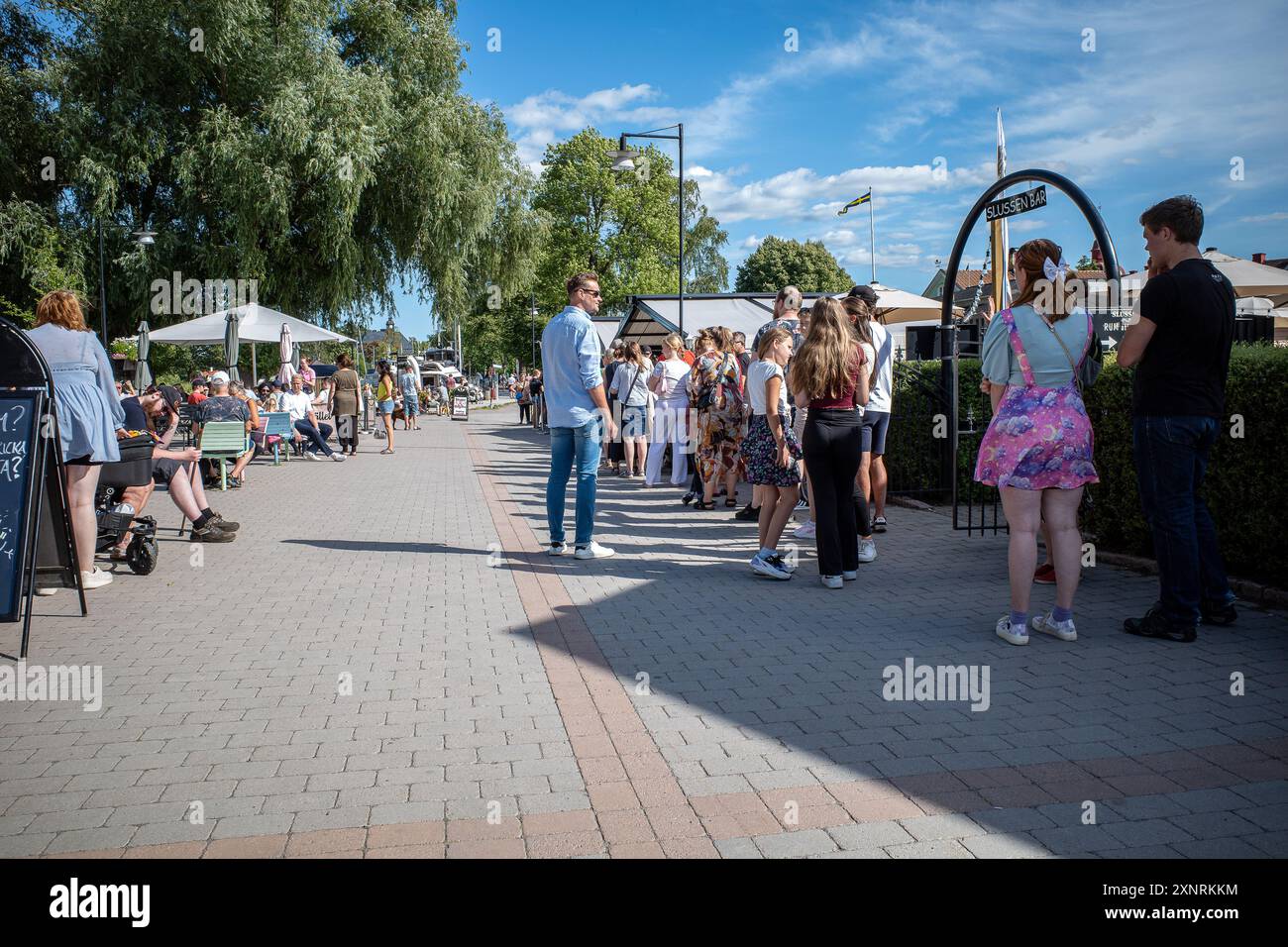 Touristenanstehen für isce-Sahne im beliebten Eiscafé Smultronstället. Söderköping ist eine historische Stadt und ein beliebtes Reiseziel in Schweden Stockfoto