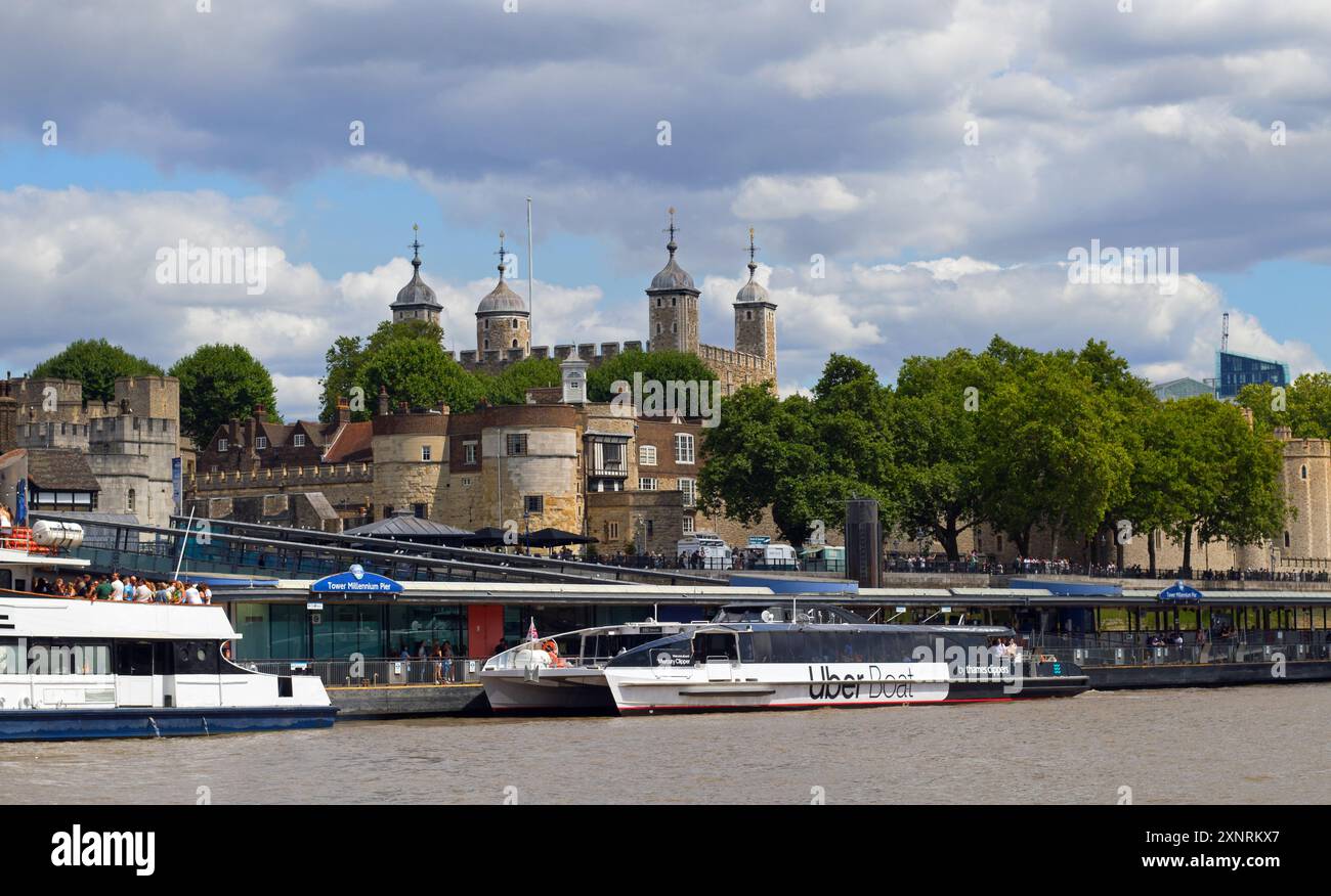 London, Großbritannien, 25-07-24. Tower of London mit UBER-Transportboot im Vordergrund. Der Turm ist eine beliebte Attraktion für Besucher und UBER ist ein schneller und ef Stockfoto