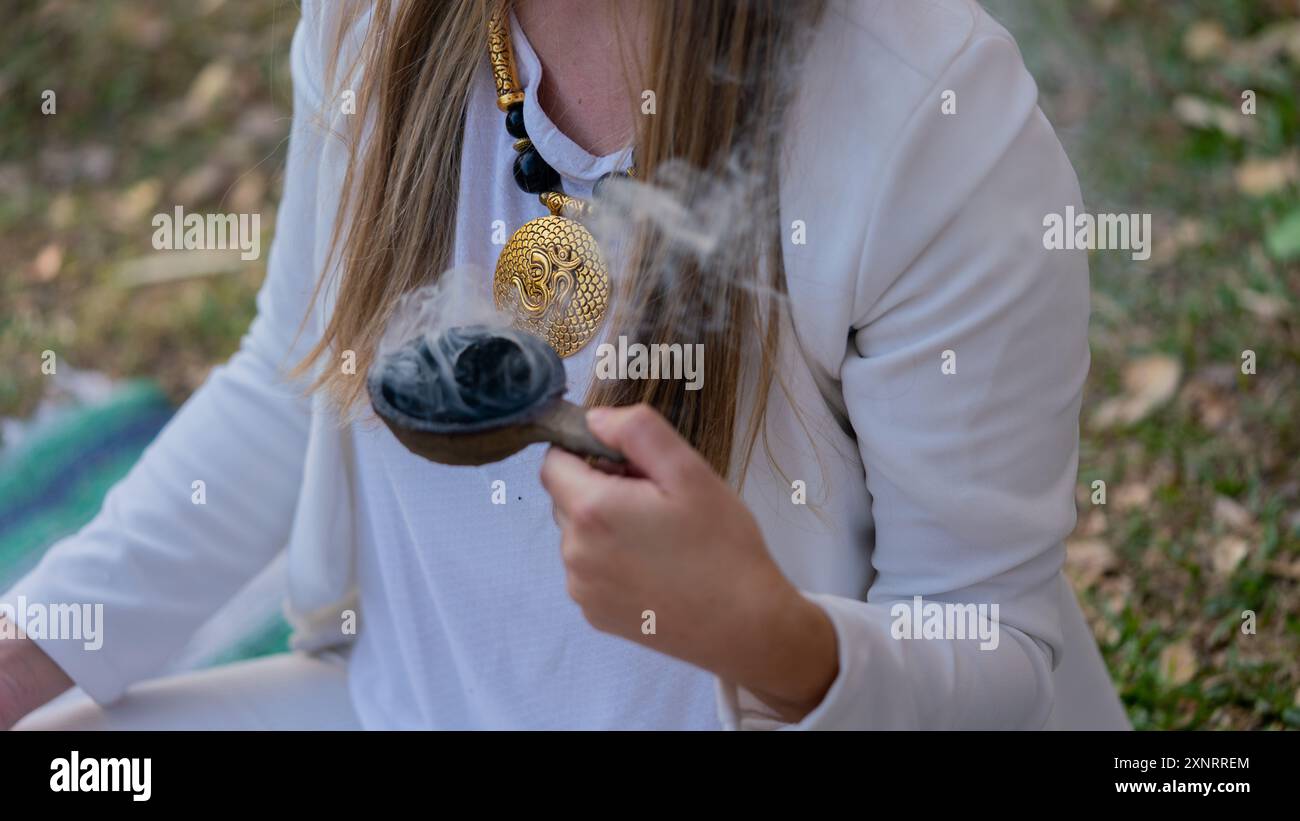 Unerkennbare Frau mit Yogi-Elementen für Yoga und Meditation Stockfoto